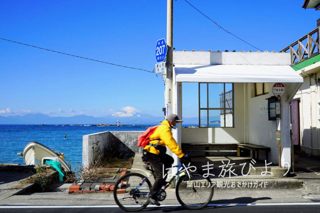 真名瀬海岸・真名瀬バス停と富士山（撮影日：2021.02.03）