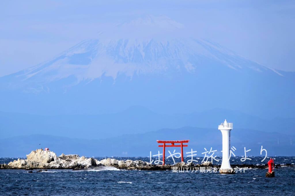 葉山灯台（裕次郎灯台）と名島（菜島）を真名瀬海岸より望む（撮影日：2024.01.11）