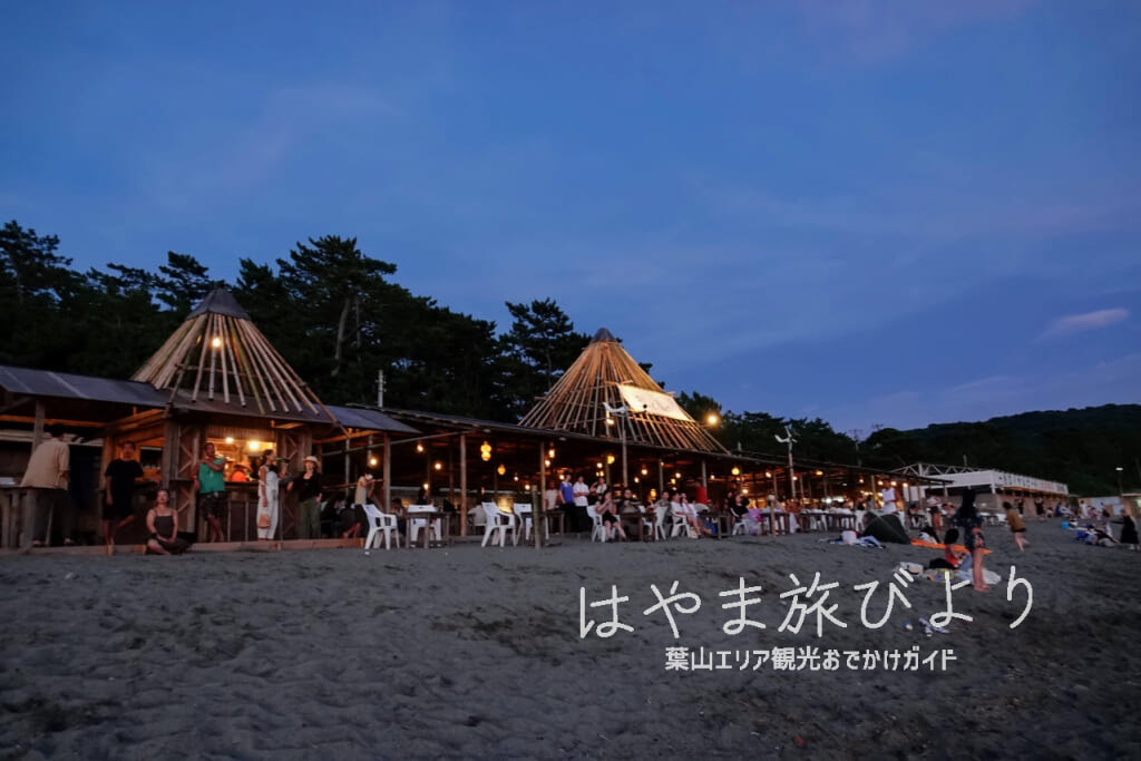 一色海水浴場・夜の海の家（撮影日：2022.07.24）