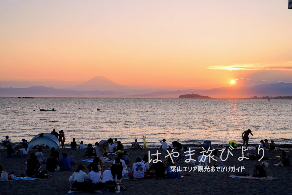 森戸海岸・花火大会待ちの人々と夕日（撮影日：2023.07.25）