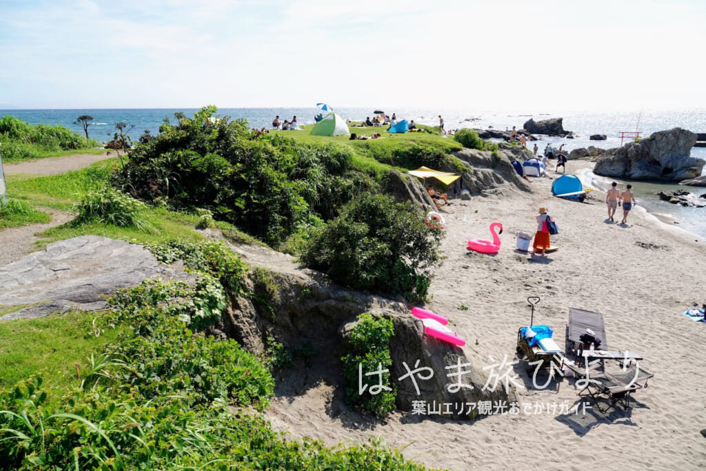 小磯の鼻・一色海水浴場開設中（撮影日：2022.07.24）